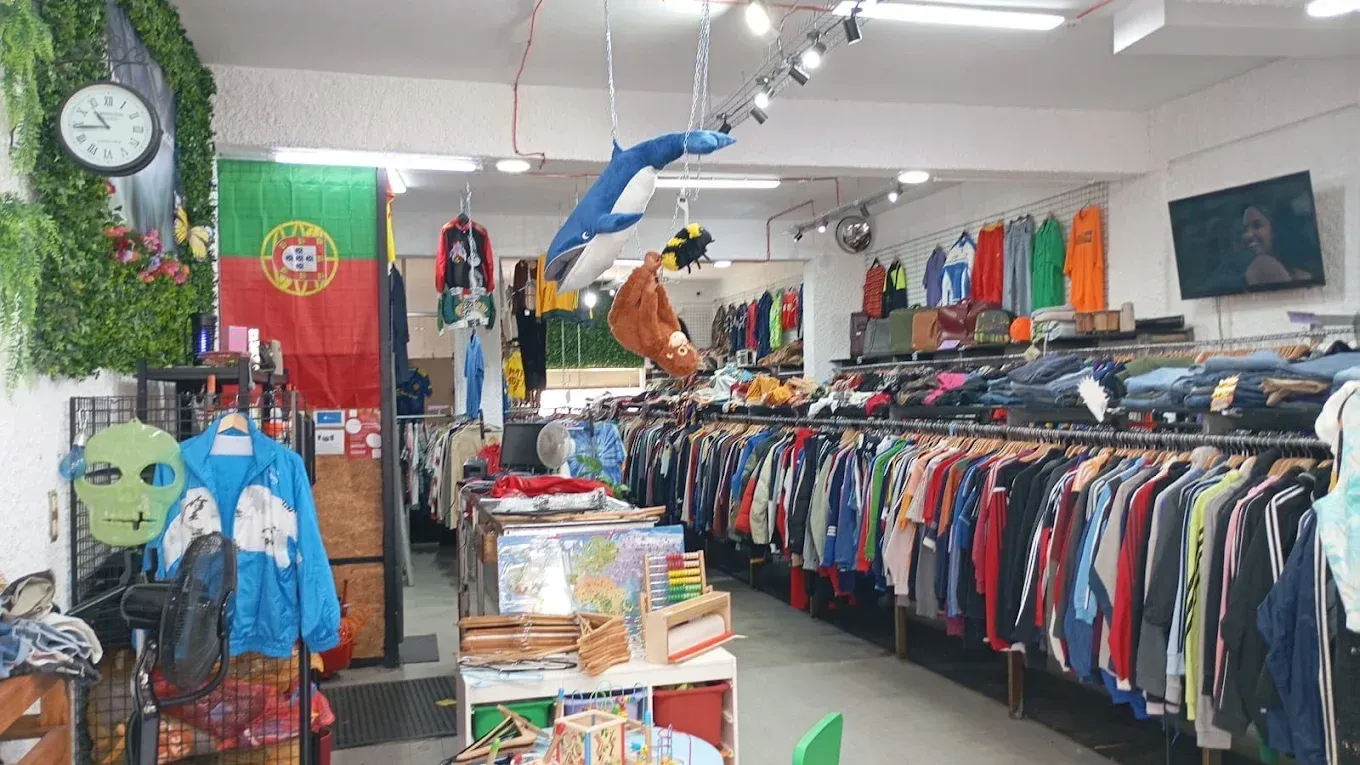Interior da CALU Viseu com araras de roupa em segunda mão